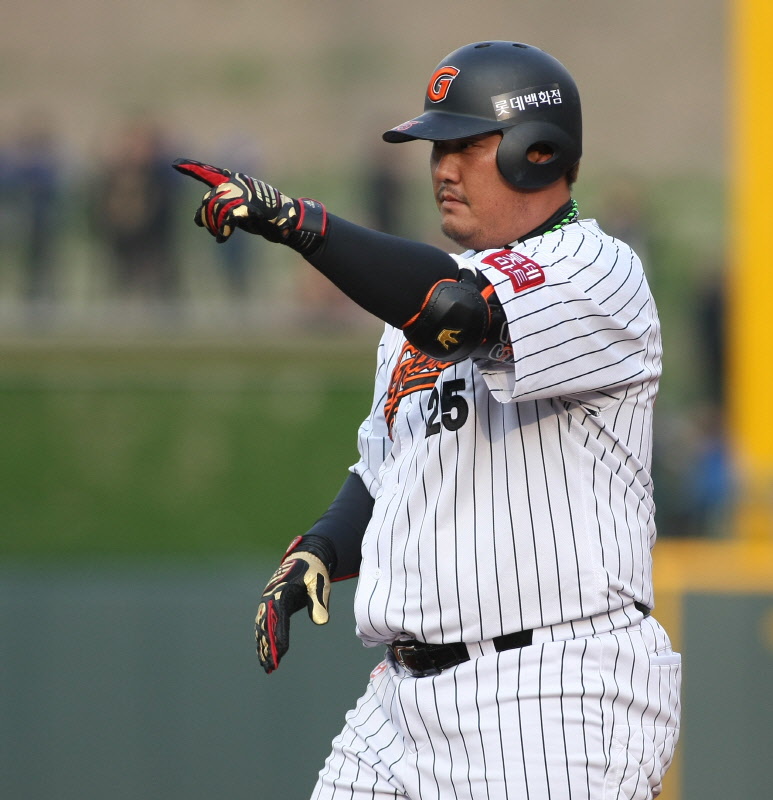 타점을 올리고 기뻐하는 최준석선수